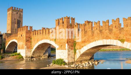 Verona, Italien. Die Castelvecchio-Brücke an der Etsch. Besichtigung der alten Burg bei Sonnenaufgang. Stockfoto