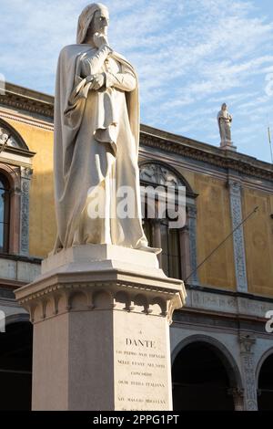 Verona, Italien - Dante Alighieri Statue, berühmte alte Dichterskulptur. Stockfoto