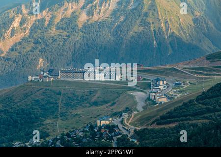 Überblick über die Gebäude des Skigebiets Pla D Adet Stockfoto