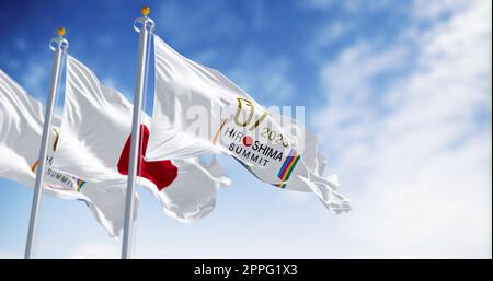 Die Verspätungen des G7. Hiroshima 2023 und die japanische Nationalflagge winken zusammen Stockfoto