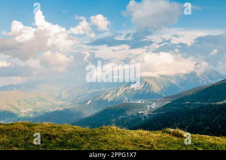 Überblick über die Gebäude des Skigebiets Pla D Adet Stockfoto