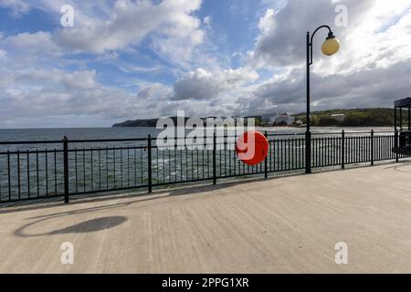 Rotes Rettungsboot am Miedzyzdroje Pier, langer Holzsteg, der vom Strand in die Ostsee eindringt, Miedzyzdroje, Polen Stockfoto