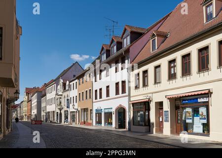 Straße mit einigen Geschäften in der Altstadt von Lutherstadt Wittenberg in Sachsen-Anhalt in Deutschland Stockfoto