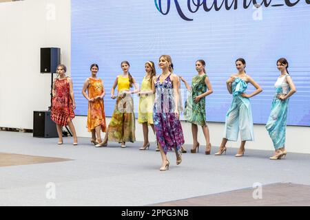 Modenschau mit Batikkkleidern in Moskau Stockfoto