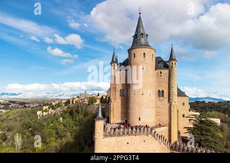 Luftaufnahme von Segovia Alcazar, berühmtes Wahrzeichen in Segovia, Spanien. Hochwertige Fotografie Stockfoto