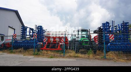 Großer Scheibenpflug, Abschleppen für Traktoren zum Pflügen von Feldern Stockfoto