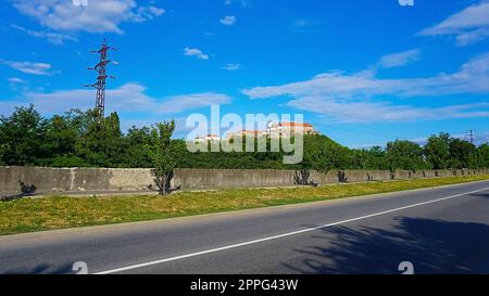 Malerischer Blick auf das Schloss Palanok mit den roten Dächern unter dem wolkigen Himmel in Mukachevo, T. Stockfoto