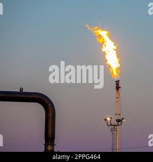 Gasabfackeln im Permischen Becken Stockfoto