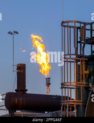 Gasabfackeln im Permischen Becken Stockfoto