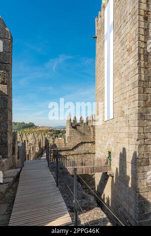 Die Burg von GuimarÃ im Norden Portugals. GuimarÃ gilt als Wiege der portugiesischen Nation Stockfoto