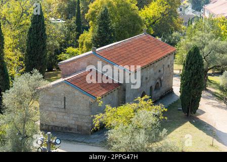 Mittelalterliche Kirche Igreja de Sao Miguel do Castelo in GuimarÃ im Norden Portugals Stockfoto