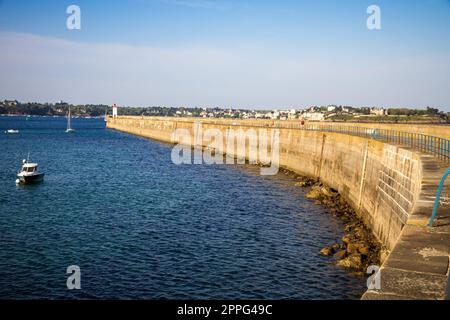 Saint-Malo Leuchtturm und Pier Blick von der Stadtbefestigung, Bretagne, Frankreich Stockfoto