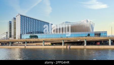 Waterfront Congress Centre, ein Gebäude in moderner Architektur aus dem Jahr 2011 von der Klarabergsviadukten-Brücke in Stockholm, Schweden Stockfoto