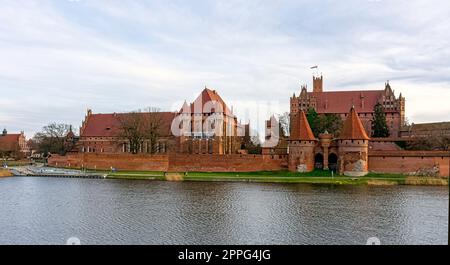 Schloss des Teutonischen Ordens und Fluss Nogat in Malbork, Pommern, Polen Stockfoto