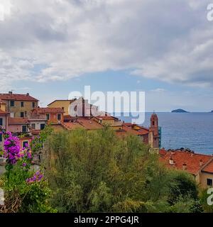 Farbenfrohe Architektur des kleinen Fischerdorfs Tellaro, Cinque Terre, Ligurien, Italien Stockfoto