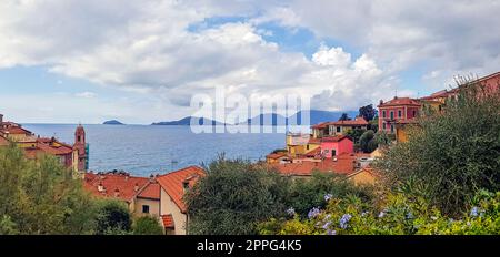 Farbenfrohe Architektur des kleinen Fischerdorfs Tellaro, Cinque Terre, Ligurien, Italien Stockfoto