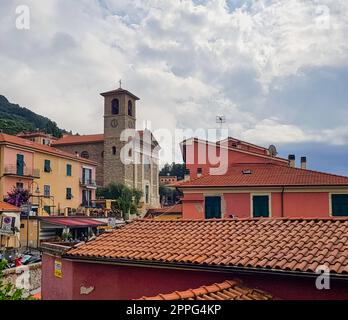 Farbenfrohe Architektur des kleinen Fischerdorfs Tellaro, Cinque Terre, Ligurien, Italien Stockfoto