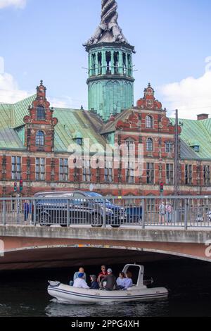 Blick auf die Borsbroen-Brücke und das historische Gebäude von Borsen mit einem charakteristischen spiralförmigen Turm, Kopenhagen, Dänemark Stockfoto