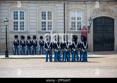 Wachablösung im Hof vor dem Schloss Amalienborg, Kopenhagen, Dänemark Stockfoto