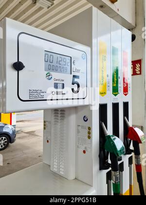 Kiel, Deutschland - 04. August 2022: Benzinpumpe einer Tankstelle der Marke Shell, die Benzin betankt. Stockfoto