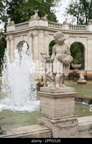 Figuren aus dem Märchen BrÃ¼derchen und Schwesterchen am MÃ¤rchenbrunnen Märchenbrunnen aus dem Jahr 1913 im beliebten Volkspark Friedrichshain in Berlin Stockfoto