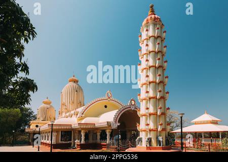 Mapusa, Goa, Indien. Lampenturm Und Tempel Des Shree Ganesh Mandir, Ganeshpuri. Berühmtes Wahrzeichen Und Beliebtes Ziel Stockfoto