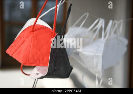 Mehrere verschiedene FFP2-Masken - mehrere verschiedene FFP2 Masken Stockfoto