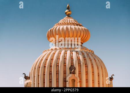 Mapusa, Goa, Indien. Der Shree Ganesh Mandir, Ganeshpuri Tempel. Berühmtes Wahrzeichen Und Beliebtes Reiseziel. Nahaufnahme Details Stockfoto