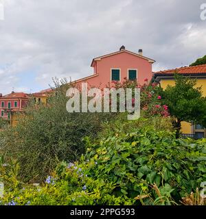 Farbenfrohe Architektur des kleinen Fischerdorfs Tellaro, Cinque Terre, Ligurien, Italien Stockfoto