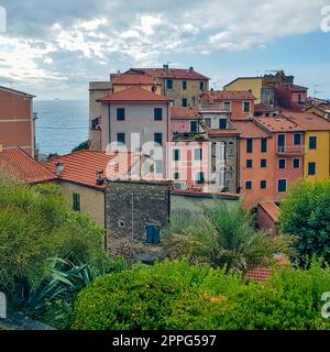 Farbenfrohe Architektur des kleinen Fischerdorfs Tellaro, Cinque Terre, Ligurien, Italien Stockfoto