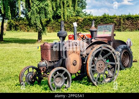 Deutscher Oldtimer-Traktor Lanz Bulldog in Choczewo, Pommern, Polen Stockfoto