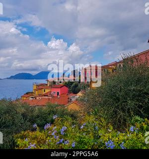 Farbenfrohe Architektur des kleinen Fischerdorfs Tellaro, Cinque Terre, Ligurien, Italien Stockfoto
