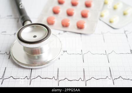 Stethoskop im Elektrokardiogramm (EKG) mit Medikament, Herzwelle, Herzinfarkt, Kardiogrammbericht. Stockfoto