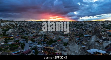 Panoramablick auf die Stadt goreme bei Sonnenuntergang. Stockfoto