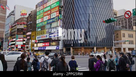 Taipei, Taiwan 20. März 2022: Taipeh City Street am Abend Stockfoto