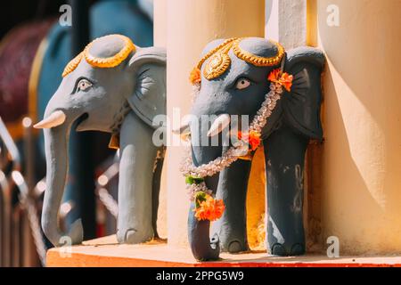 Mapusa, Goa, Indien. Elefantenstatue In Der Nähe Des Shree Ganesh Mandir, Ganeshpuri Tempel. Berühmtes Wahrzeichen Und Beliebtes Reiseziel Stockfoto