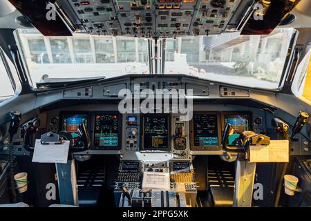 Cockpit-Ansicht eines Flugzeugs am Boden Stockfoto