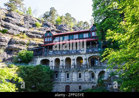 Haus zwischen Felsen in der Nähe von Pravcicka Gate. Hrensko, Tschechische Republik, 18. Mai 2022 Stockfoto