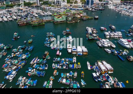 Draufsicht auf Hong Kong City mit Taifun-Schutz Stockfoto