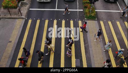 Tsuen Wan, Hongkong, 03. Mai 2021: Von oben nach unten sehen Menschen die Straße überqueren Stockfoto