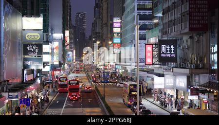 Mong Kok, Hongkong 05. November 2021: Nathan Road in Mong Kong City bei Nacht Stockfoto