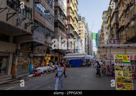 Mong Kok, Hongkong, 03. November 2021: Tung Choi Street, Damenmarkt Stockfoto