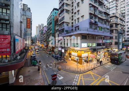 Mong Kok, Hongkong 04. November 2021: Hong Kong City Street bei Nacht Stockfoto