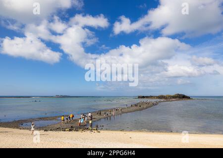 Penghu, Taiwan 25. Juni 2022: Gezeitenwanderweg verbindet Kueibishan und die Insel Chi Yu in Penghu von Taiwan Stockfoto