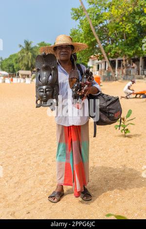 Lokaler Souvenirverkäufer am Strand von Unawatuna in Sri Lanka Stockfoto