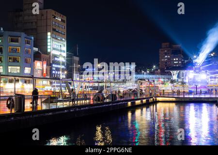 New Taipei, Taiwan 12. Juni 2022: Innerer Hafen der Stadt Keelung bei Nacht Stockfoto