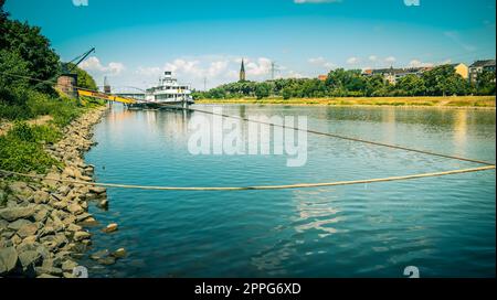 Mannheim, Deutschland - 10. Juni 2022: Neckar mit Museumsschiff in Mannheim. Stockfoto