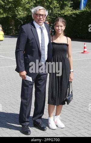 Jimmy Hartwig & Tochter Juli, Beerdigung Uwe Seeler, Volkasparkstadion, 10.08.2022 Stockfoto