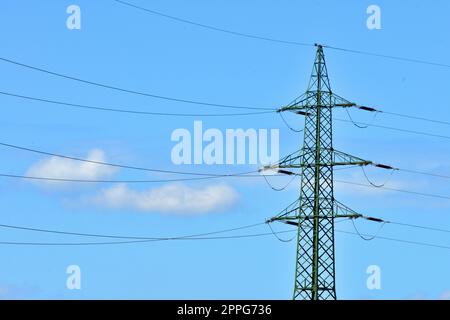 Hochspannungs-Mast mit Wolken und blauem Himmel - Hochspannungs-Mast mit Wolken und blauem Himmel Stockfoto