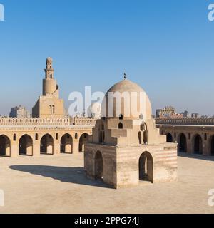 Innenhof der öffentlichen historischen Moschee von Ibn Tulun mit Ablutionsbrunnen und Minarett, Kairo, Ägypten Stockfoto